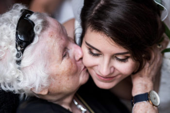 Grand mère embrassant jeune mariée