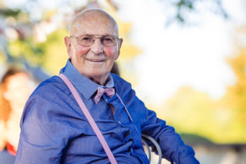 Grand père du marié souriant