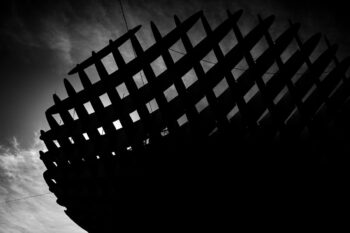 Une photo en noir et blanc d’une sphère en bois en Andalousie.