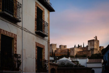 Un immeuble avec balcons en Andalousie.