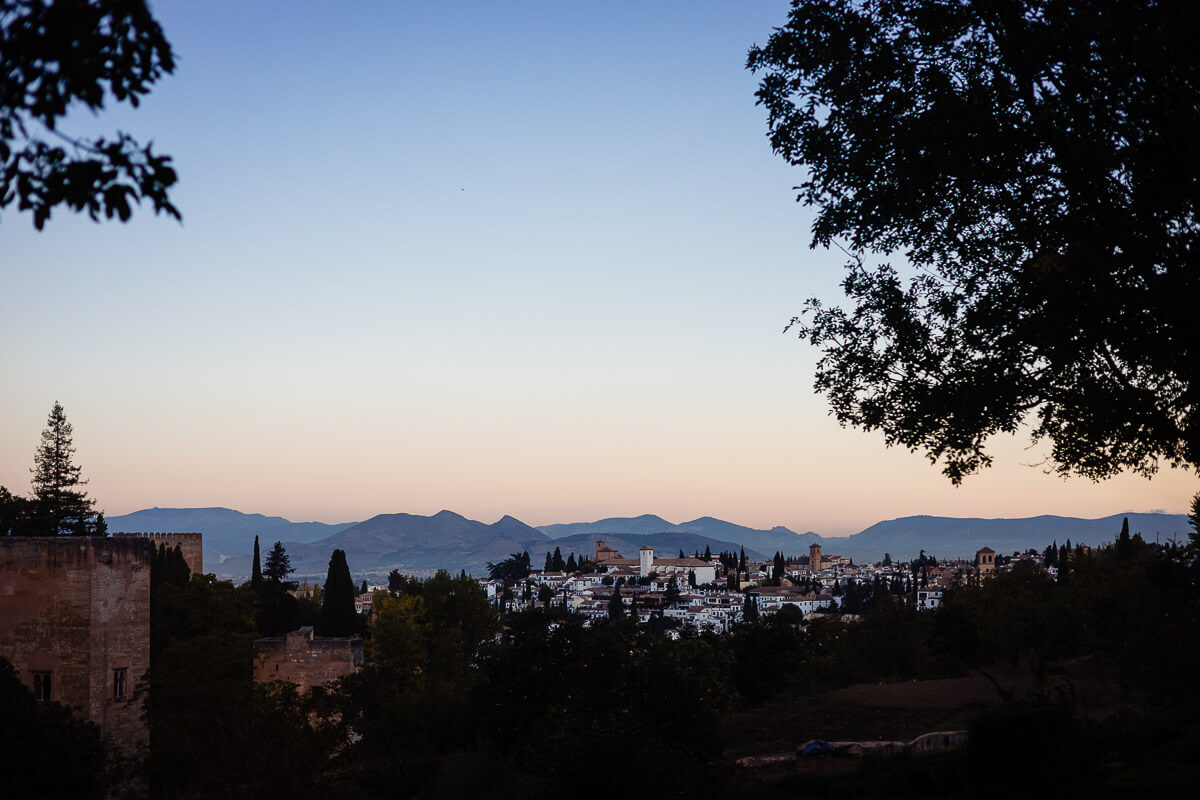 Une vue de la ville de Grenade au crépuscule en Andalousie.