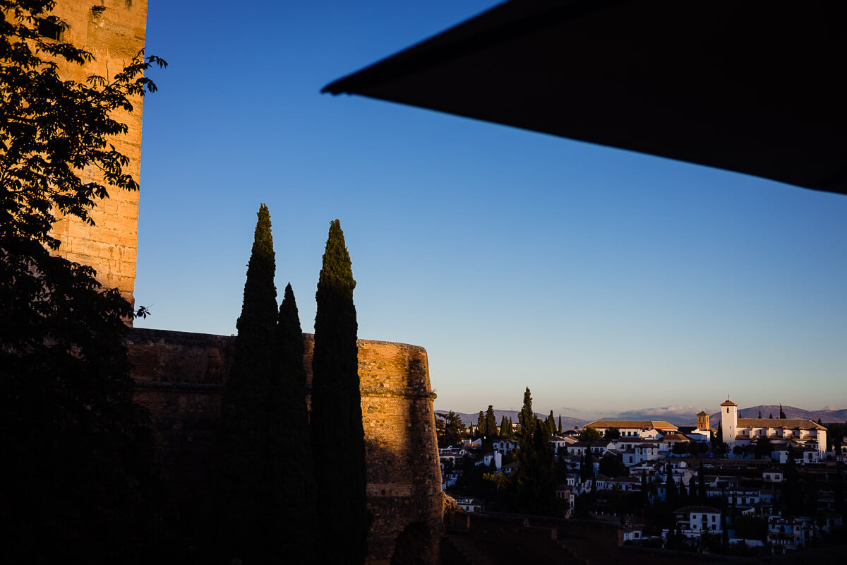 Une vue panoramique sur la ville de Grenade depuis le sommet d'une tour en Andalousie.