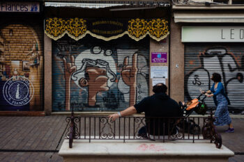 Un homme assis sur un banc en Andalousie.