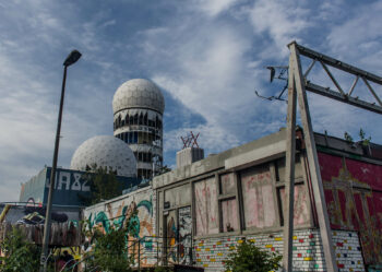 Un bâtiment couvert de graffitis à Berlin.