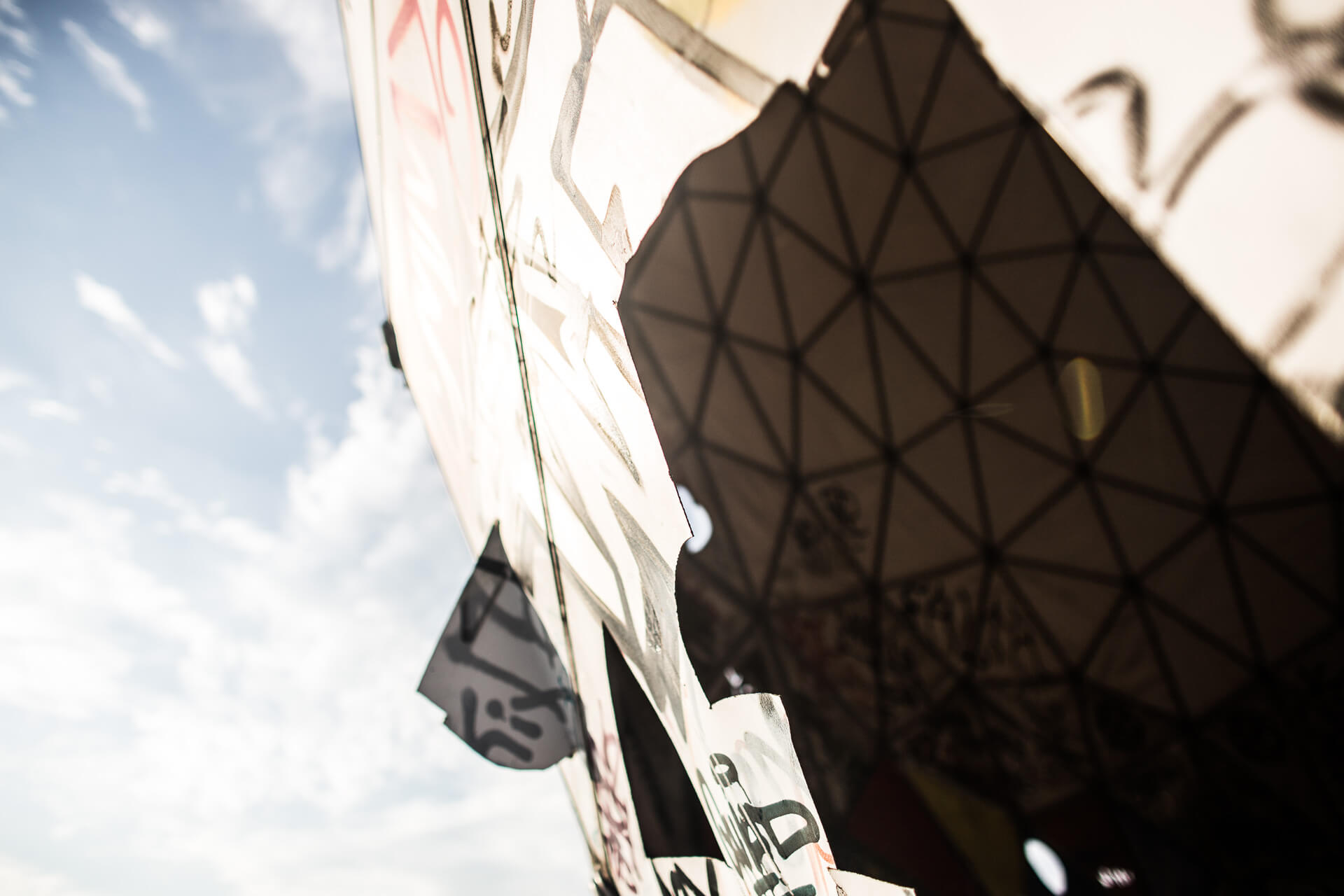 Un gros plan d’un bâtiment couvert de graffitis à Berlin.