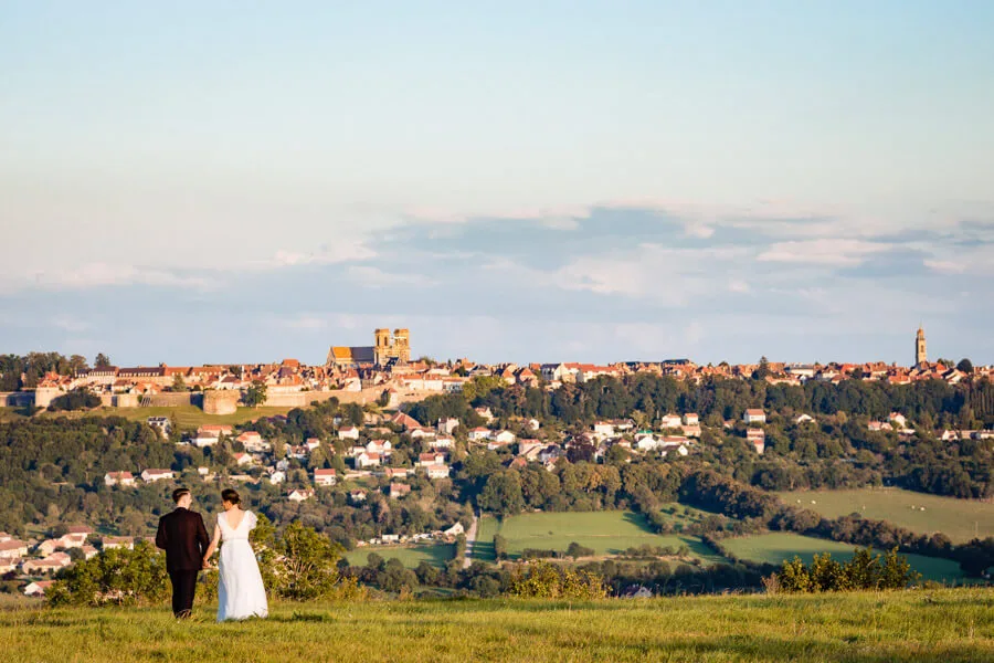 Photo de couple devant un paysage de Langres.