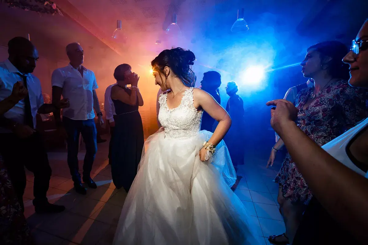 Une mariée dansant au plein milieu des invités.