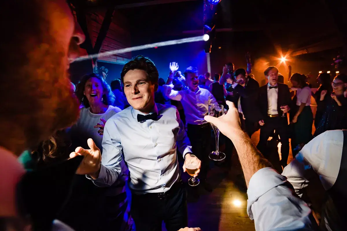 Le marié dansant seul au milieu des invités.