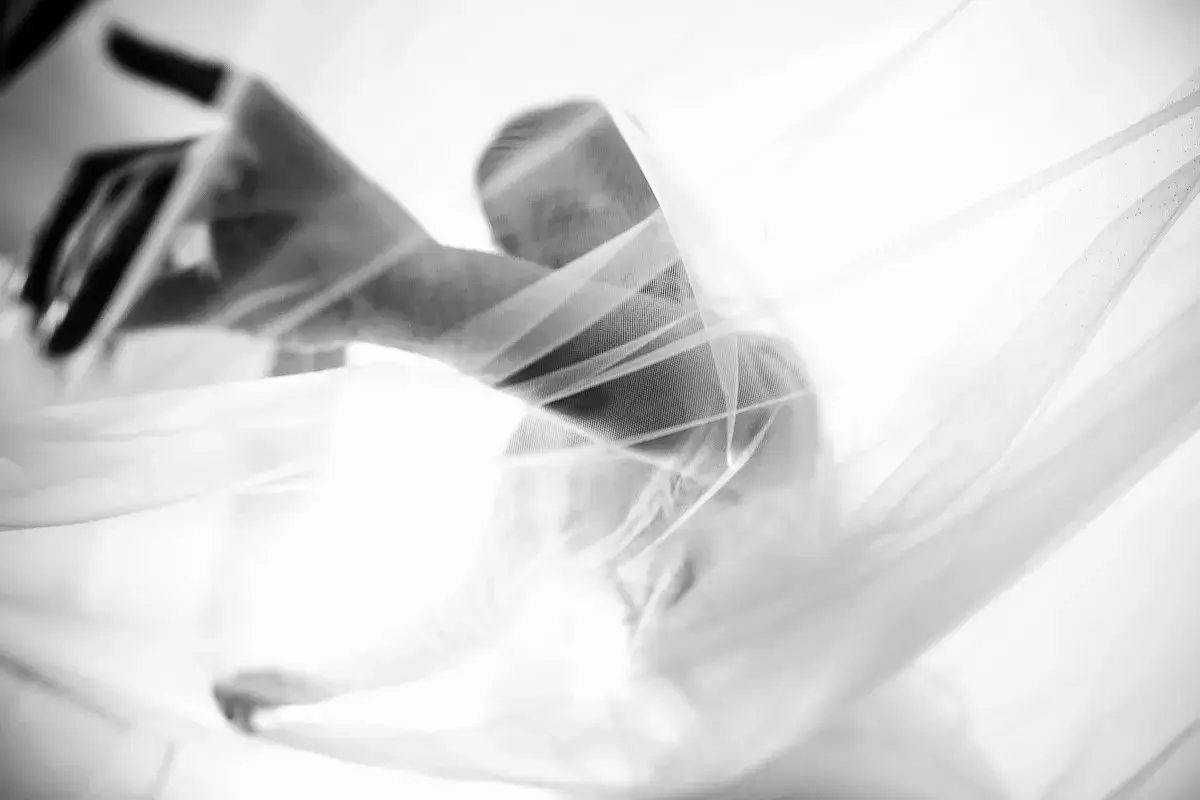 La mariée jouant avec sa robe de mariage.