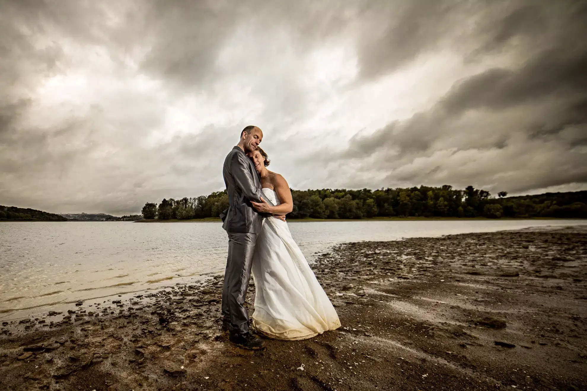Une photo de couple près d'un lac sous la pluie.Une photo de couple près d'un lac sous la pluie.