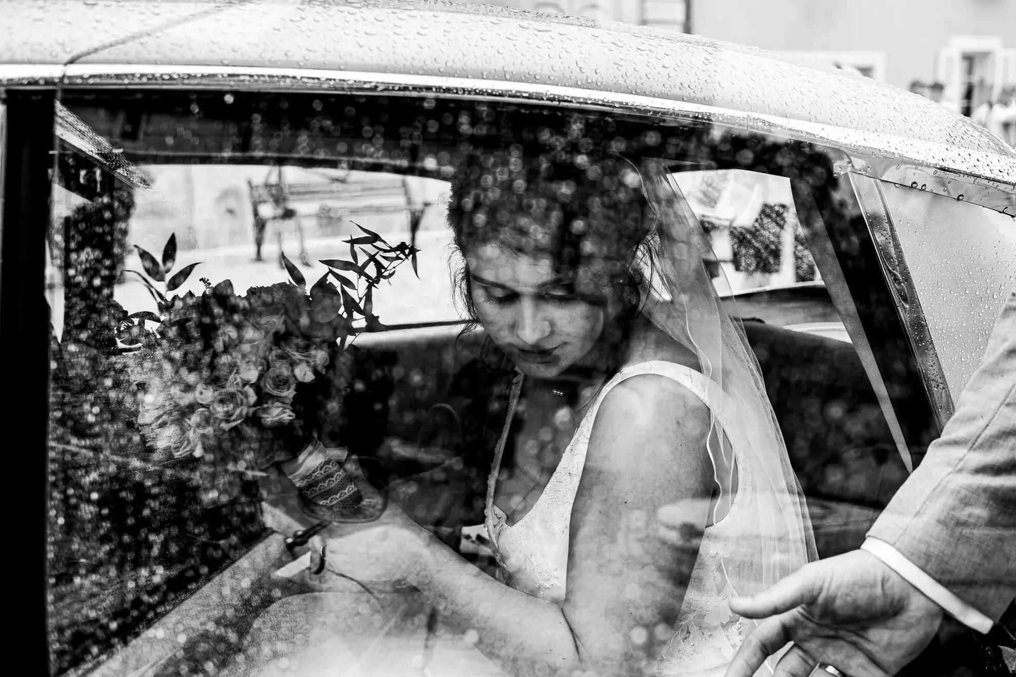 La mariée sortant de sa voiture.