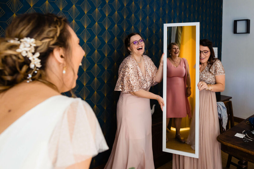 Une mariée découvre par erreur sa mère en se regardant dans le miroir porté par ses témoins de mariage