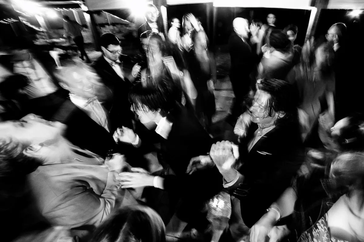 Les invités flous dansent à la soirée de mariage.