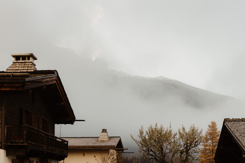 An important house with a breathtaking mountain in the background.