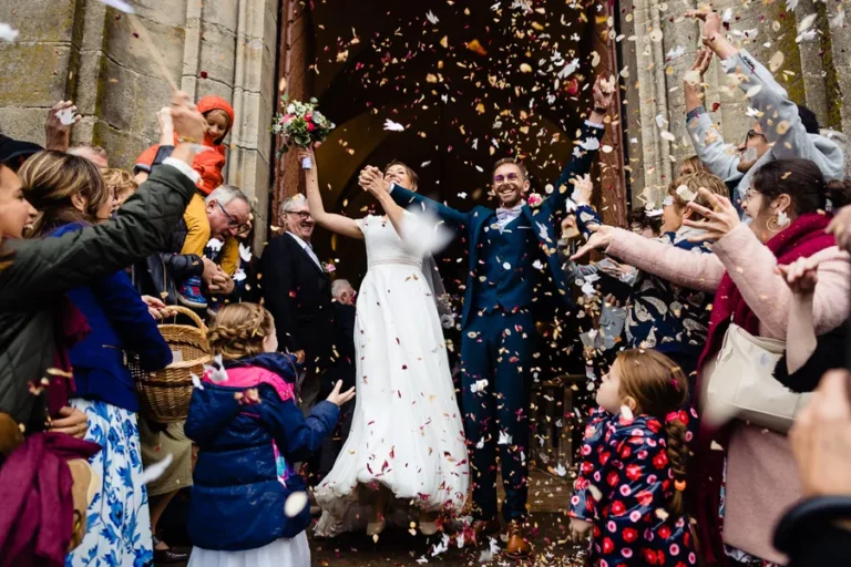 Mariage Breuvannes-en-Bassigny : Pauline et Vincent sortent de l'église sous une pluie de confettis entourés de leurs invités