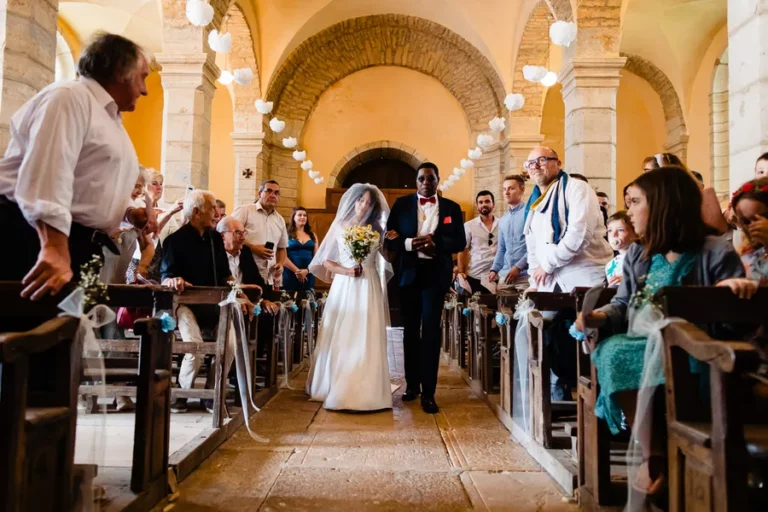 Irmice remonte l'allée de l'église de Pierrecourt au bras de son père pour la cérémonie religieuse