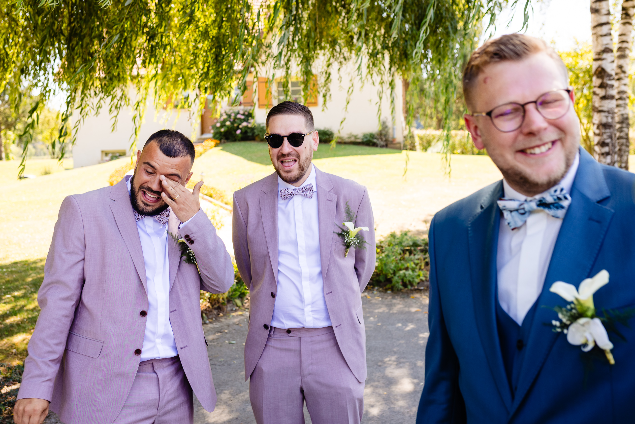 Trois témoins en costume sous les arbres, préparatifs mariage Langres