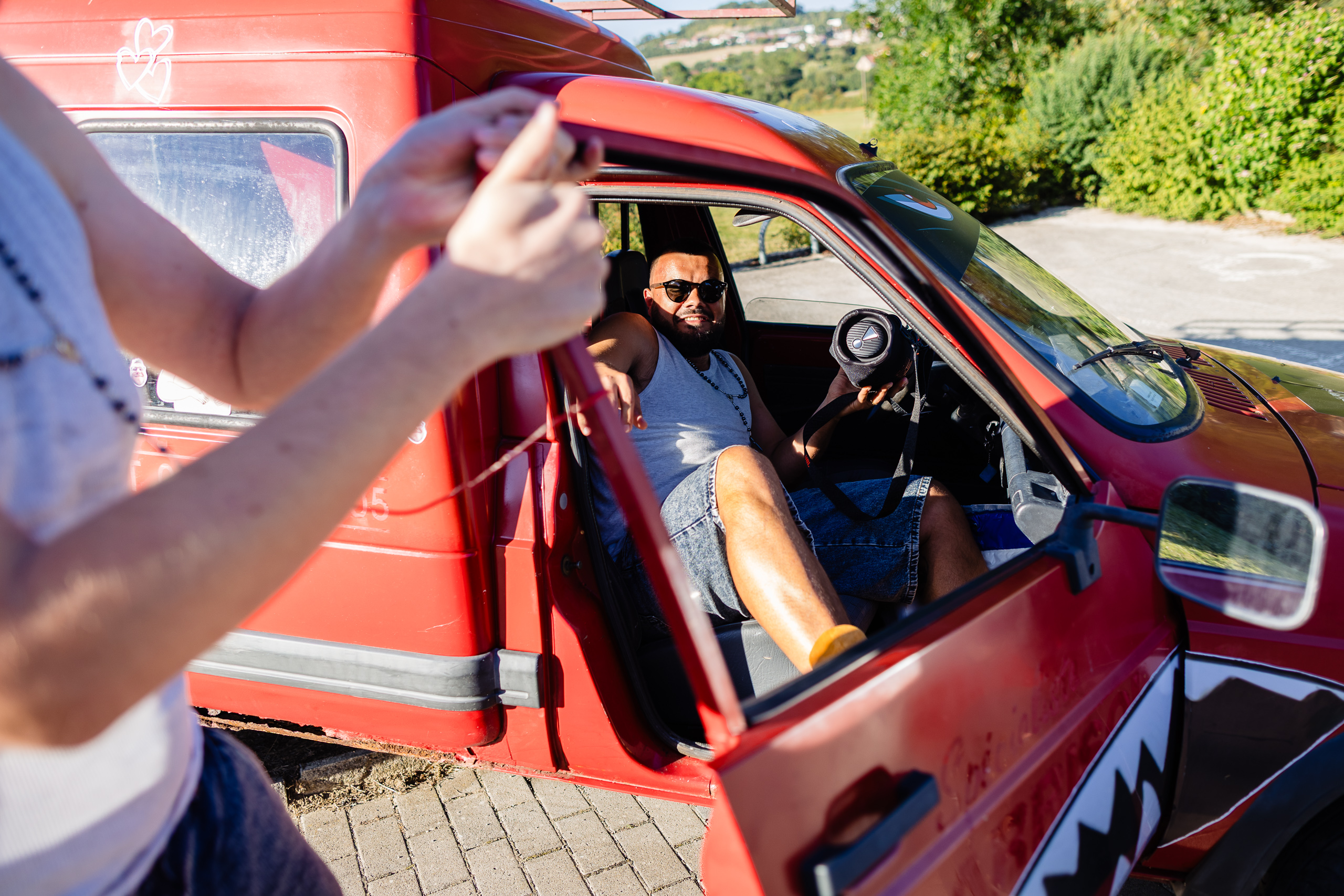 La Citroën C3 des témoins avec portière ouverte, mariage Kevin et Amélie Ferme Sainte-Anne