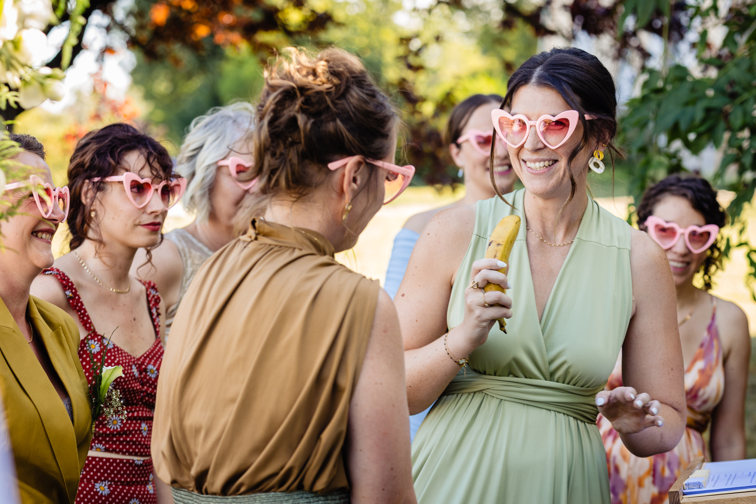 Invitées avec lunettes de soleil en coeur, vin d'honneur Ferme Sainte-Anne Langres