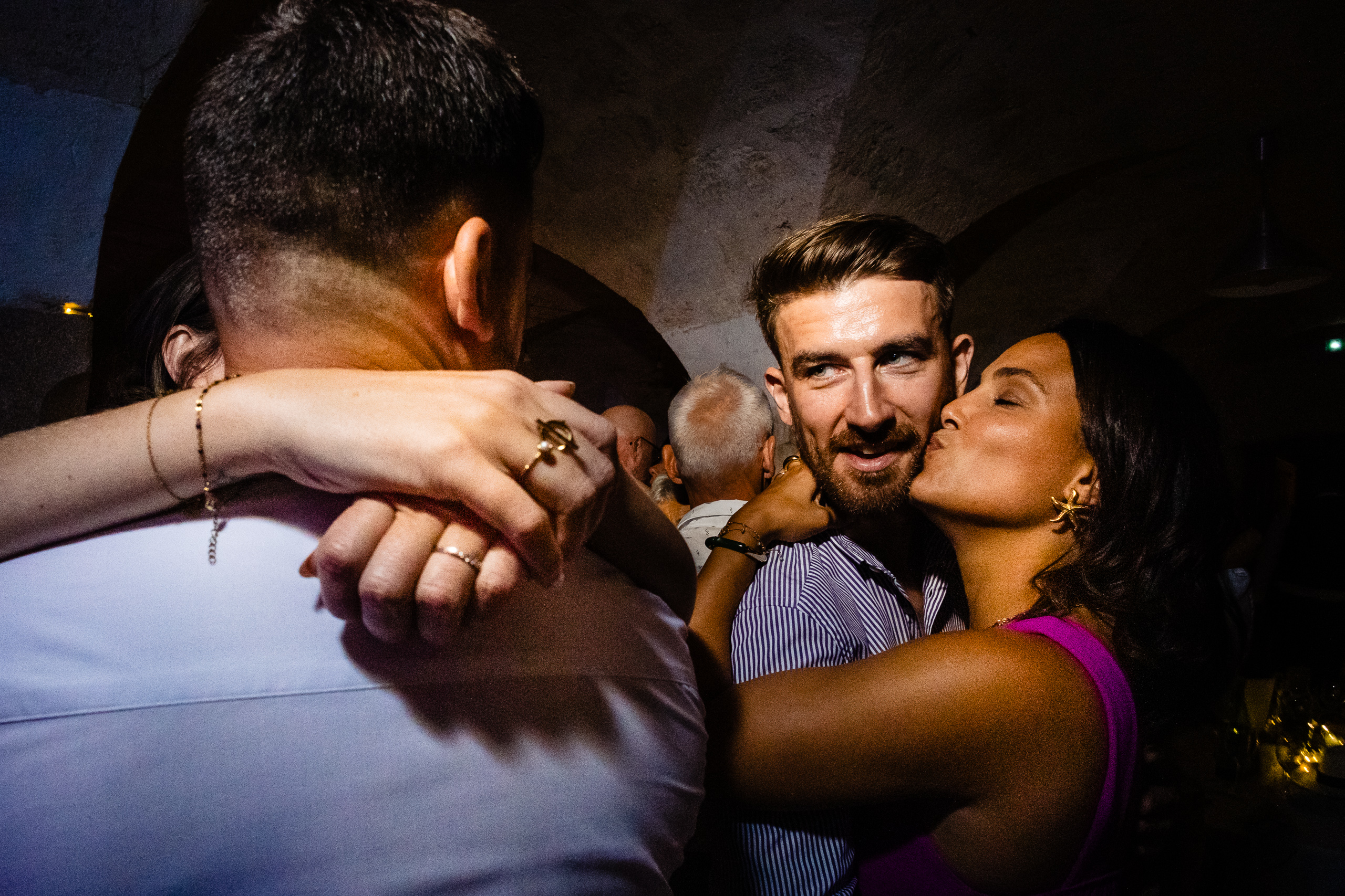 Amélie embrasse la joue de Kevin, moment de douceur entre les mariés, mariage Langres