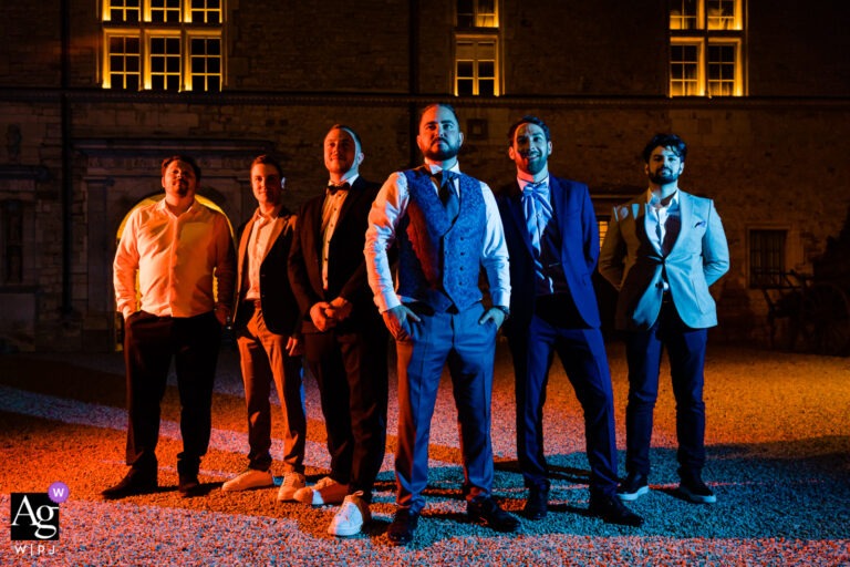 Les garçons d'honneur devant le Château du Clos de Vougeot, éclairés de nuit.