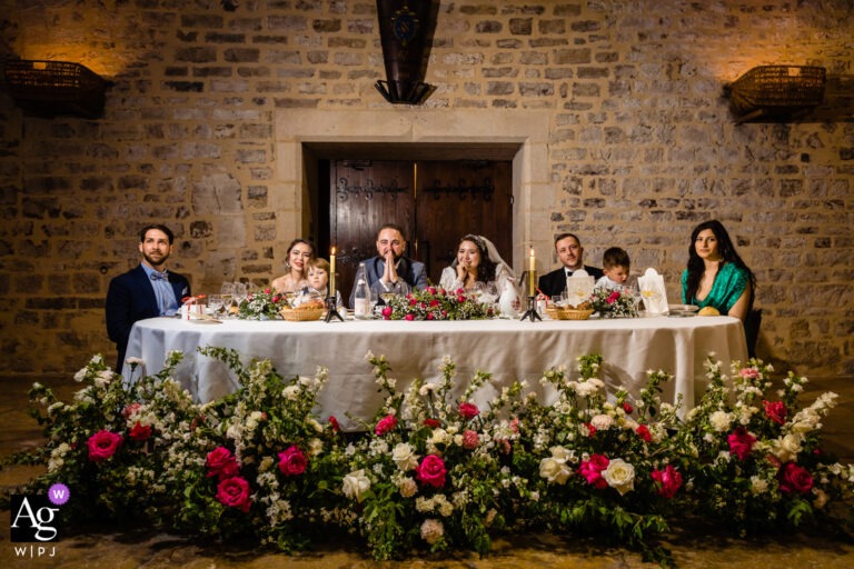 La table d'honneur fleurie devant le mur en pierre du Clos de Vougeot.